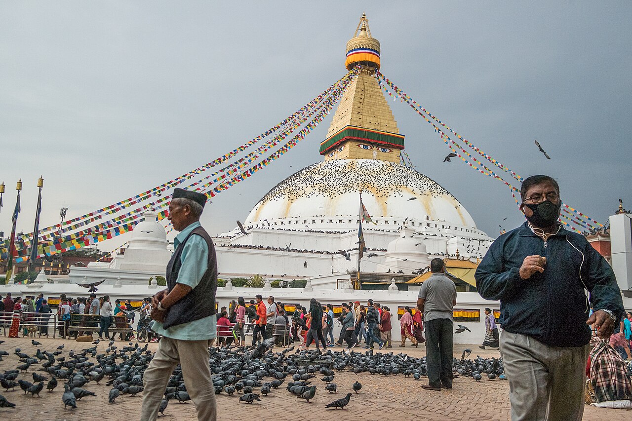 Lo stupa di Boudhanath a Kathmandu con le bandiere di preghiera